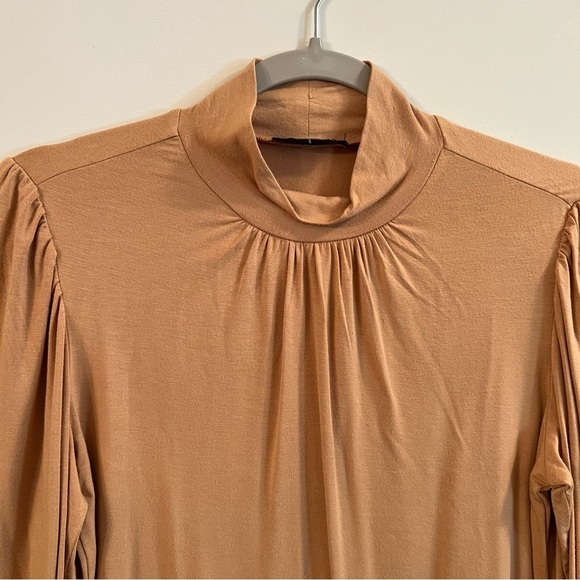 Women’s T Tahari tan turtleneck long sleeve blouse size small S - Picture 3 of 5